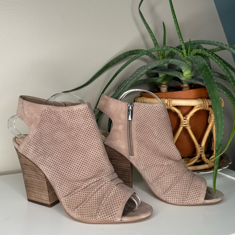 Vince Camuto Kentvi Peep Toe Booties 10M Taupe Suede Leather Block Heel